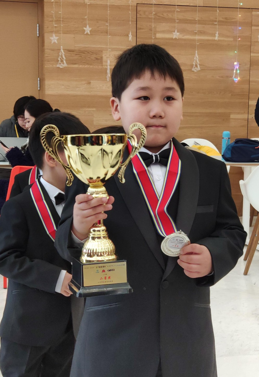 冰球小将被华春莹点赞: 学习与体育俱佳, 这个8岁孩子什么来头？