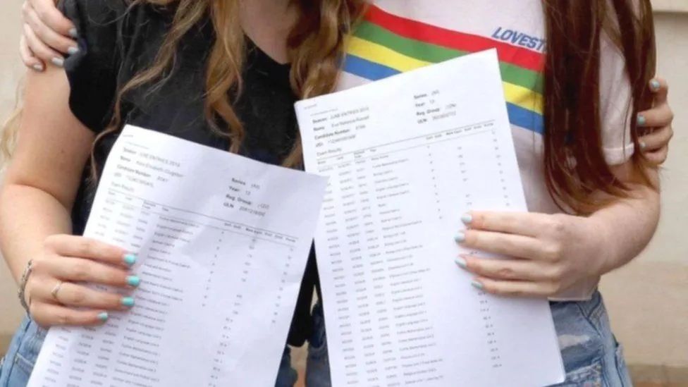 英政府：要求英国大学限制招生！