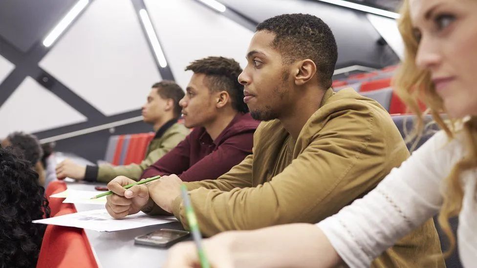 英政府：要求英国大学限制招生！