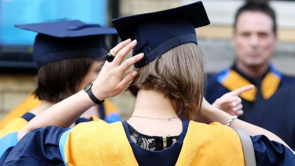 英政府：要求英国大学限制招生！