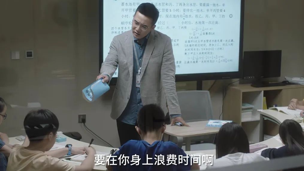 孩子被老师指着脸骂“蠢”，你是家长你忍得了吗？